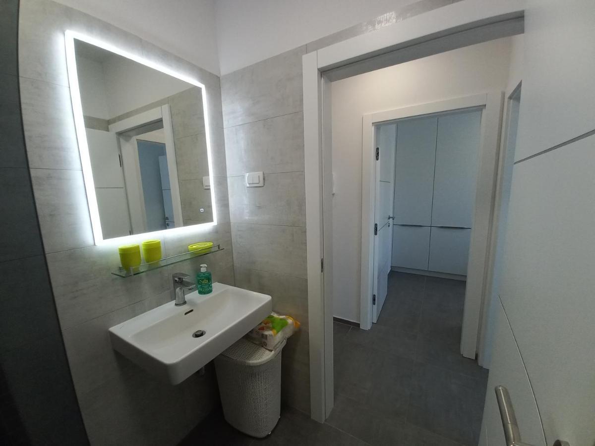 Apartment Martina Vir Esterno foto